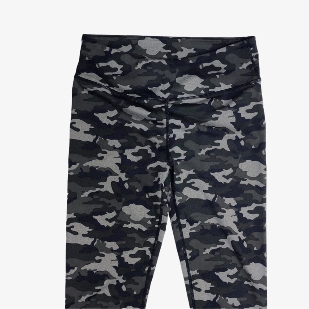 Fabletics Lima Capri Cropped Leggings Green Camo Size Small Activewear Mid Rise - Picture 4 of 7